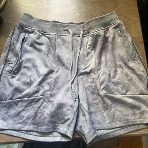 Never worn Lululemon Men’s shorts